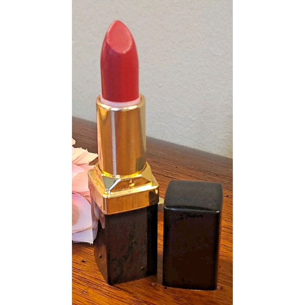 TIP DAMAGE Jean Michelle TRES ROUGE 32 Moisture Riche Lip Couleur Lipstick .14